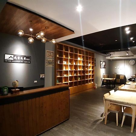 藏青民宿the Wind Guesthouse-Youth Inn Tainan Esterno foto